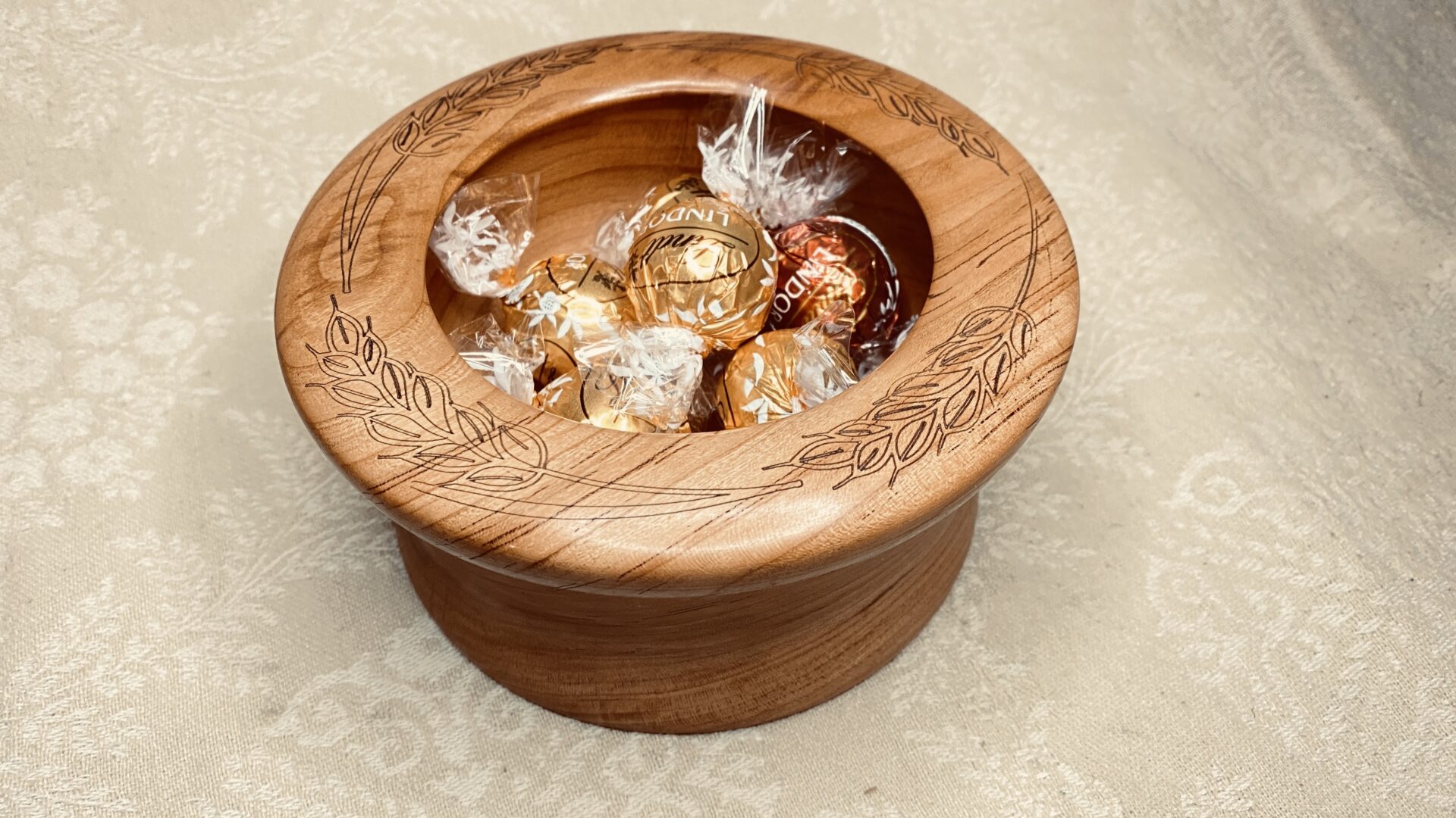 Image of 211108 wheat cherry bowl candy filled